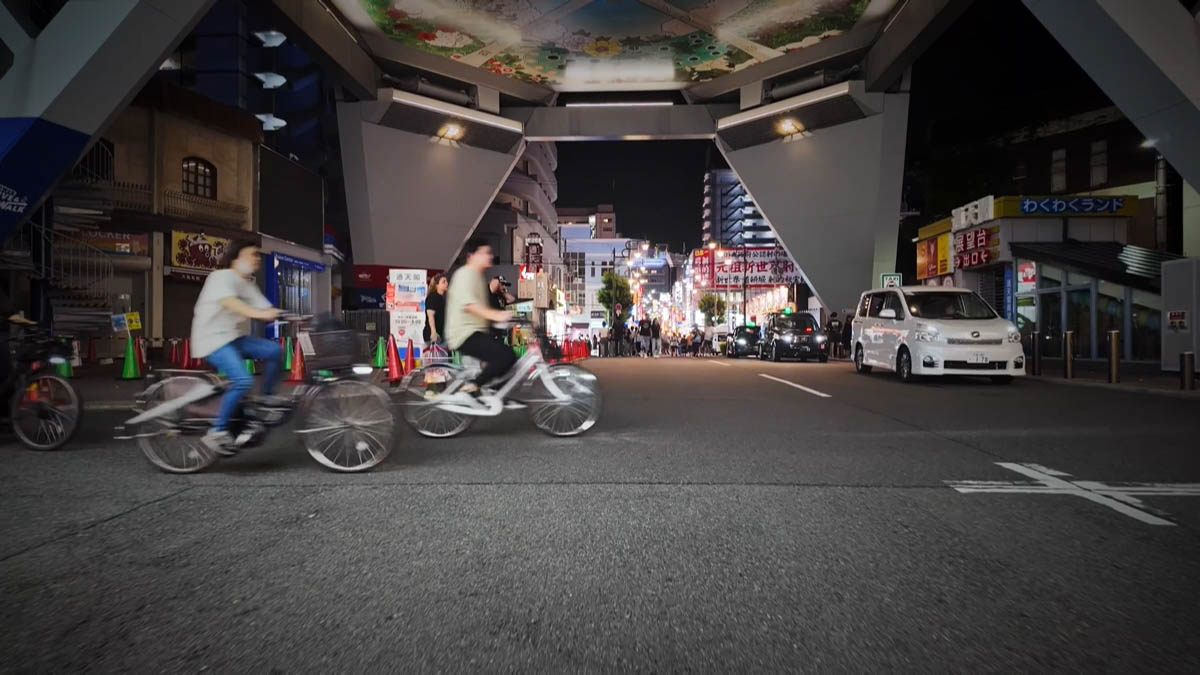 通天閣の下 通天閣の脚部の下を通る自転車