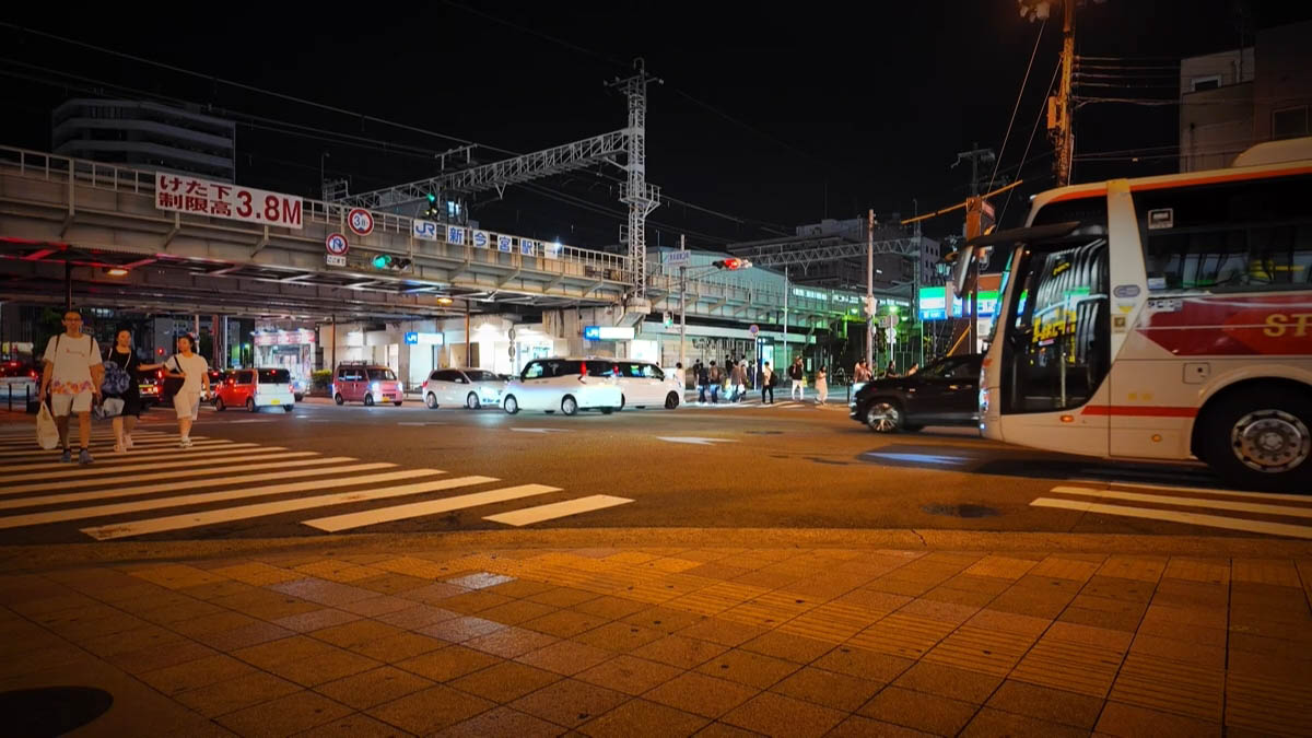 新今宮駅前 JR新今宮駅の高架と横断歩道。バスと歩行者