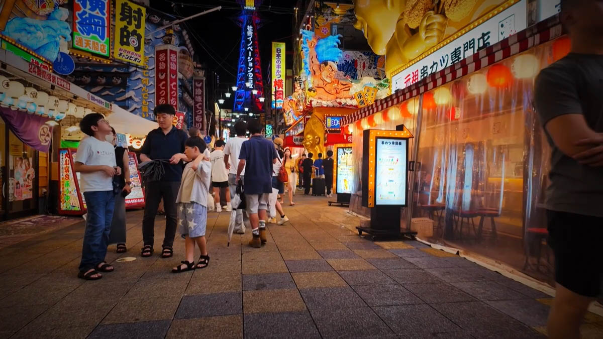 新世界と通天閣 通天閣を正面に見る新世界の歩行者通り。串カツ店と提灯