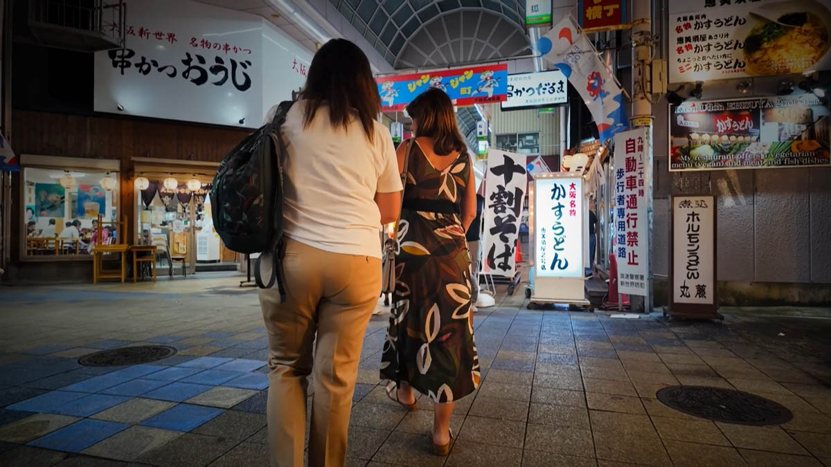 アーケード アーケード内の串かつおうじと、かすうどんの看板
