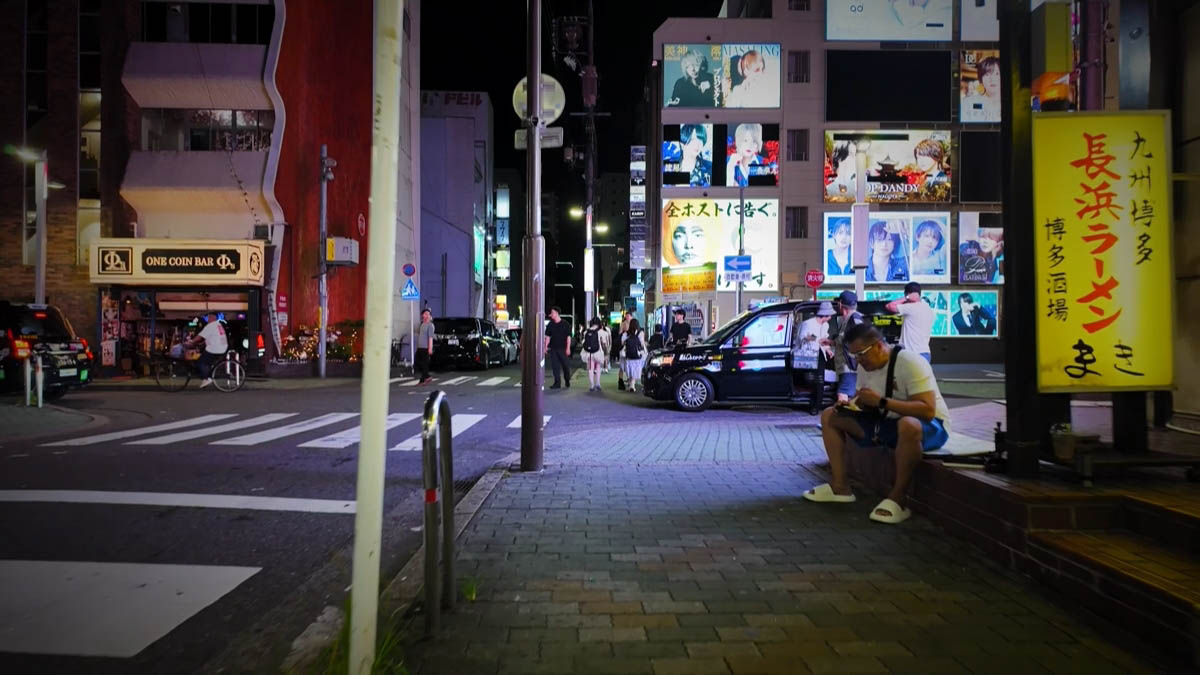 長浜ラーメンの看板とホストの壁面広告