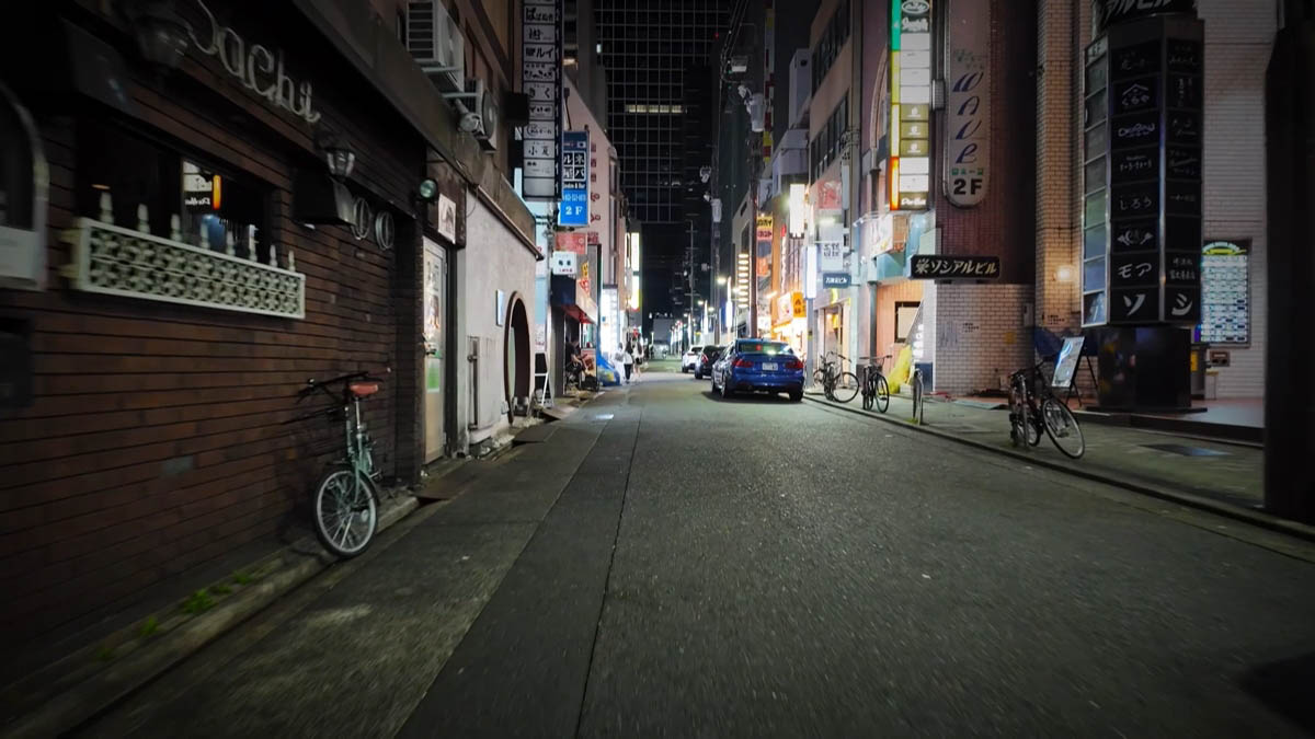 栄ソシアルビルの看板が並ぶ路地