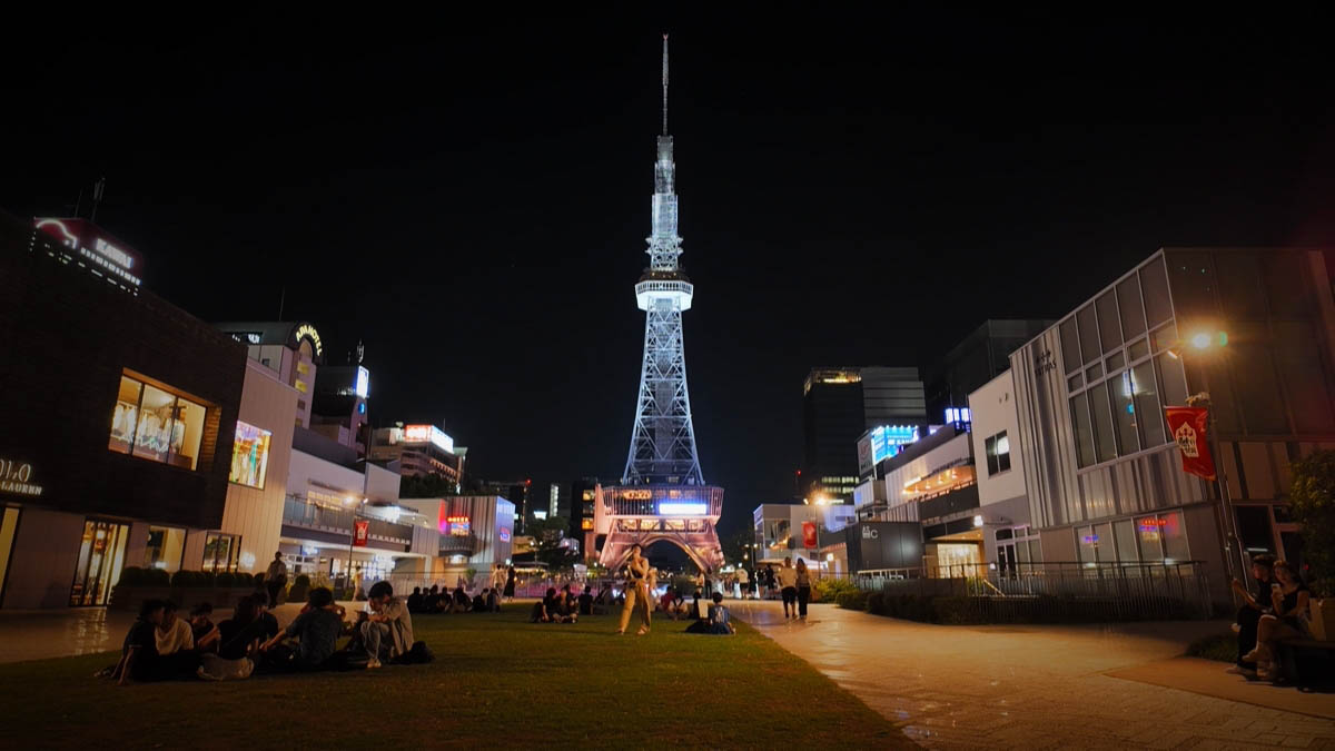 久屋大通の芝生と、夜に照らされたテレビ塔