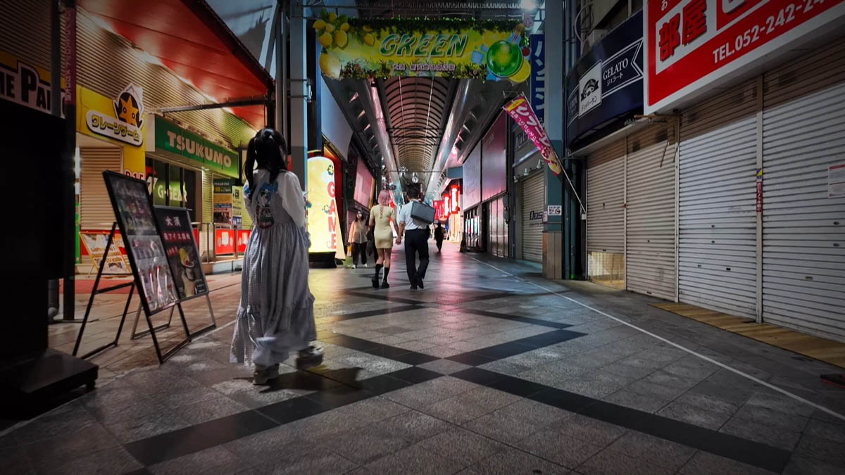 ツクモやGREENの看板が続くアーケード
