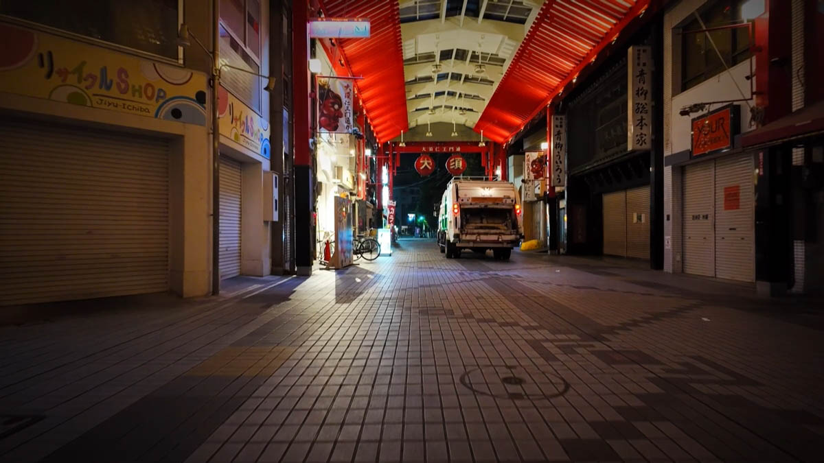 ごみ収集車と青柳ういろうの看板