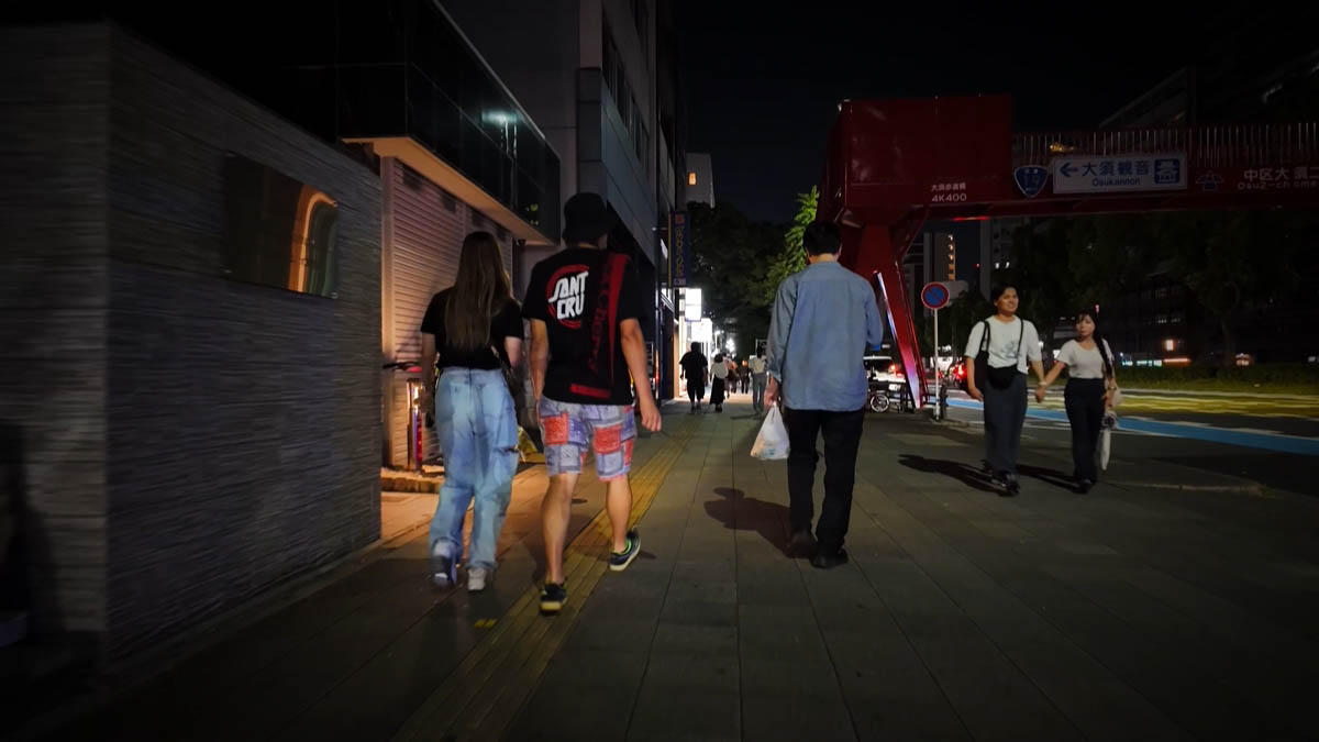 大須観音への案内板と歩道を歩く人たち