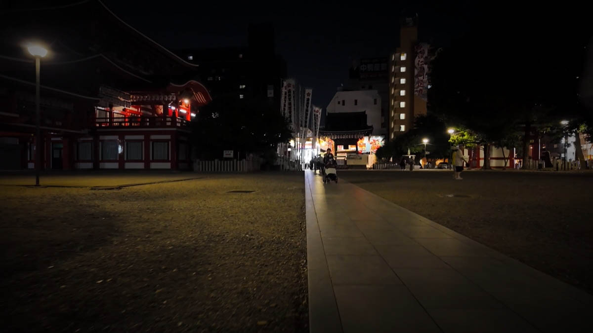 境内の砂利と、赤い柱の寺堂