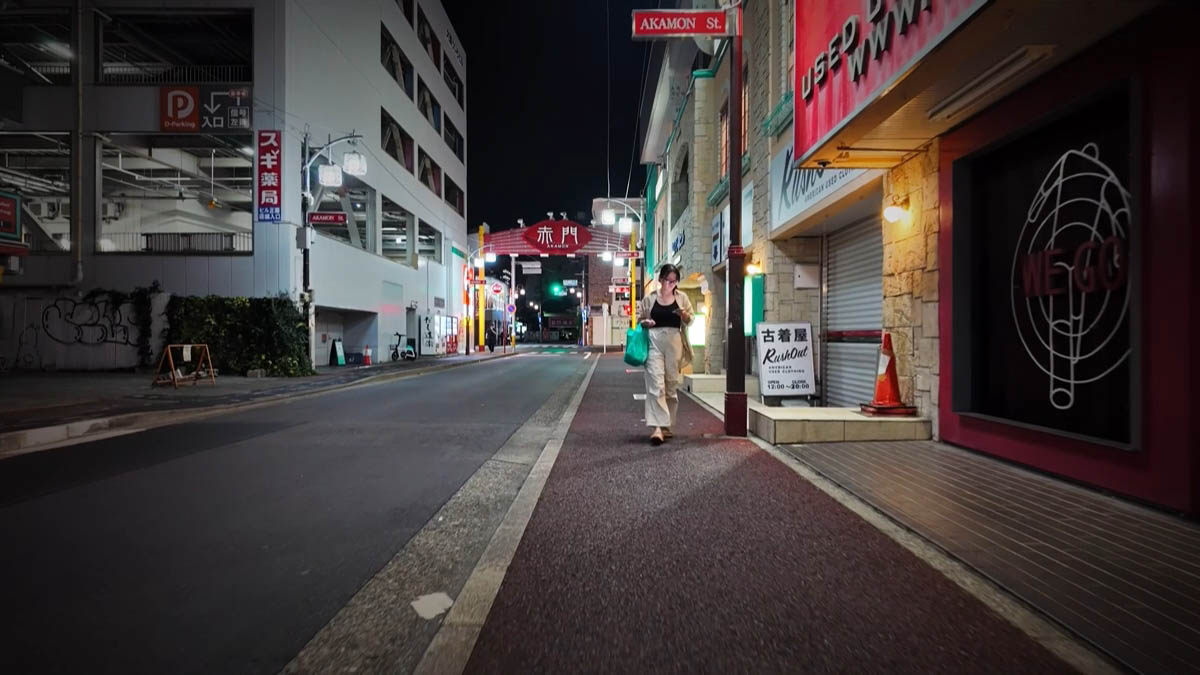 赤門のアーチとAKAMON St.の標識