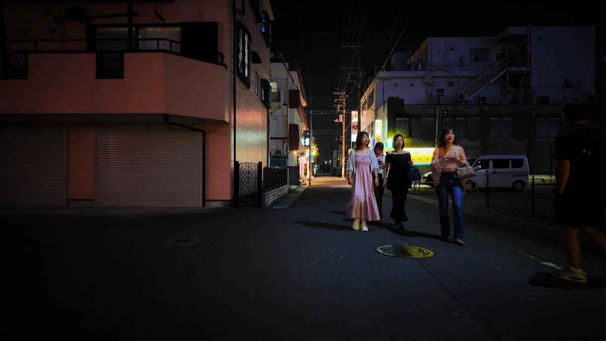 通りの四人 向かいから来る四人の女性