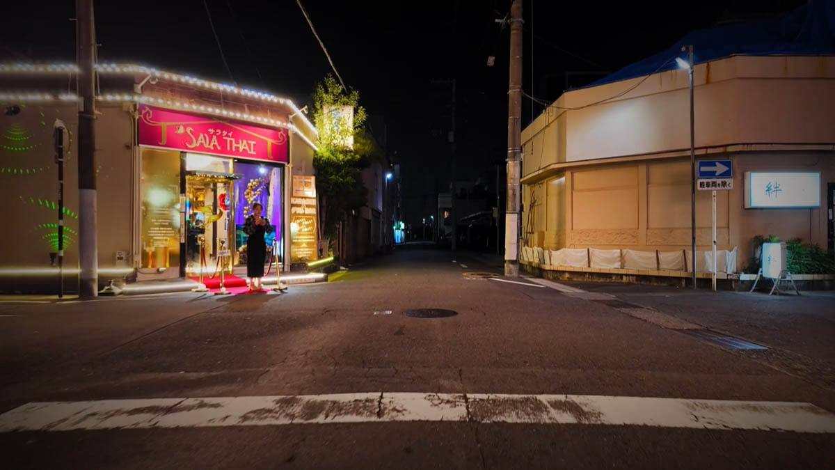 サラタイの角 サラタイのピンクの看板と、絆の電光