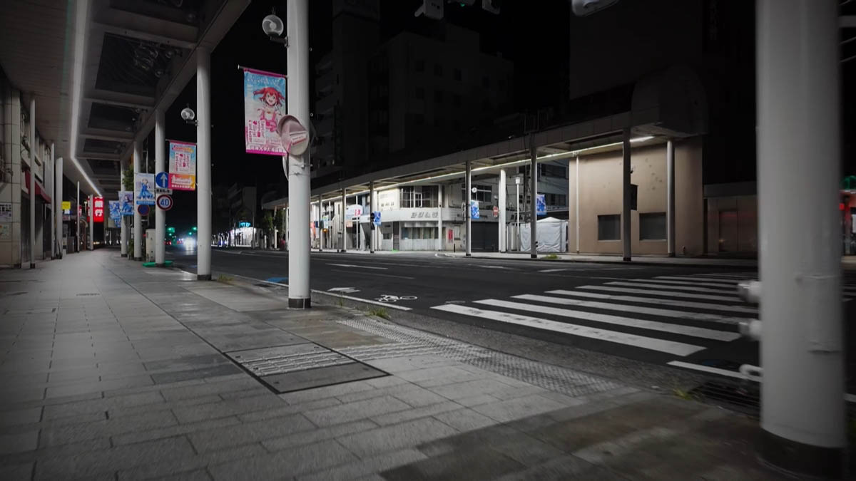 アーケード沿いの通り アーケード側の広い車道と横断歩道