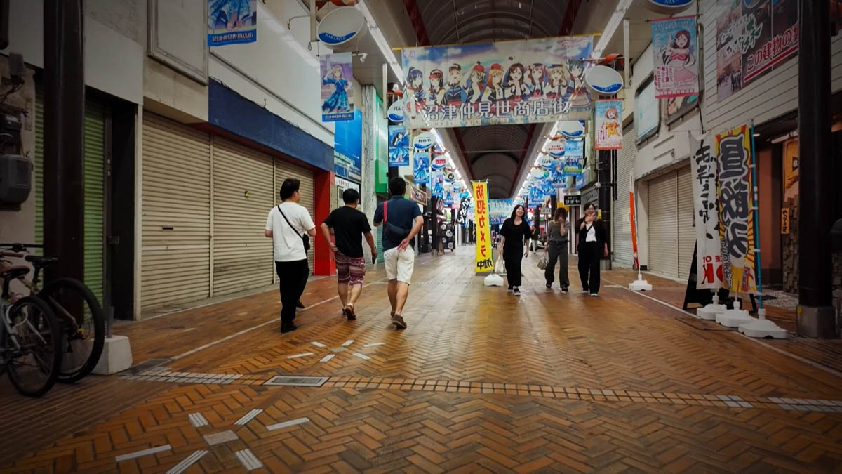 沼津仲見世商店街 沼津仲見世商店街のアーケード。ラブライブの横断幕が下がる