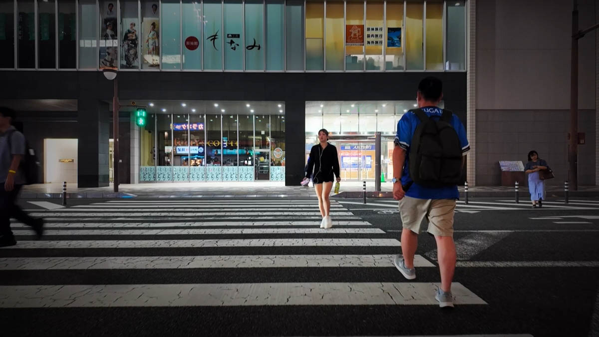 駅前の横断歩道 横断歩道。タリーズの灯りが見える