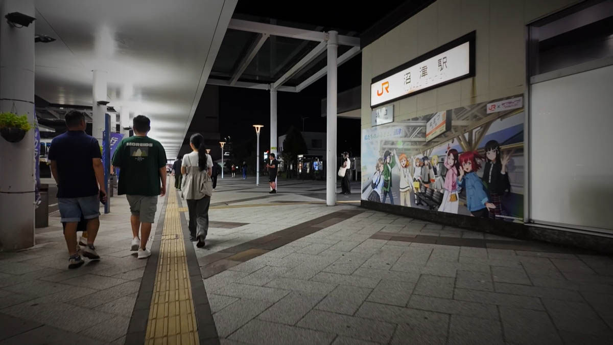 沼津駅入口 沼津駅の看板と、ラブライブのパネル
