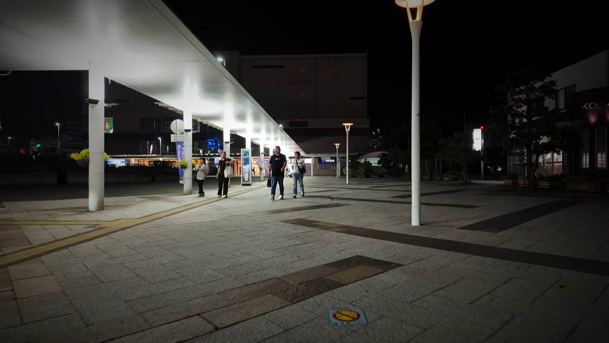 駅前広場 白い庇の広場と、歩く人たち