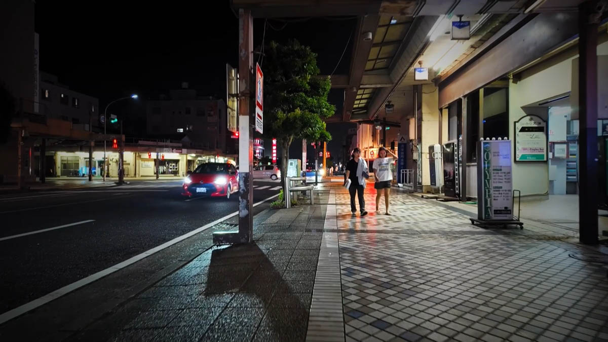 リコー通りの歩道 アーケード下の歩道。向かいから来る二人
