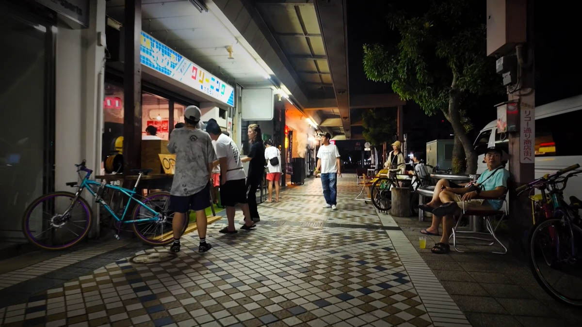 店先の集まり クリーニングの看板の店先に集まる人たち