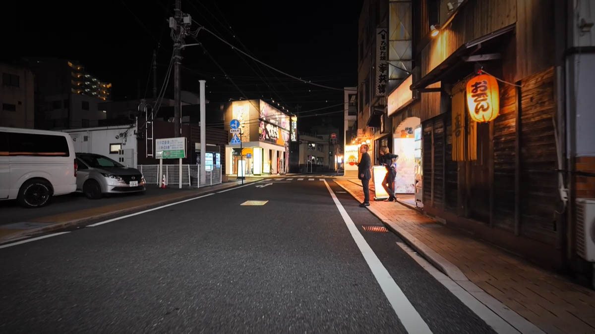おでんの提灯と、明るい店先