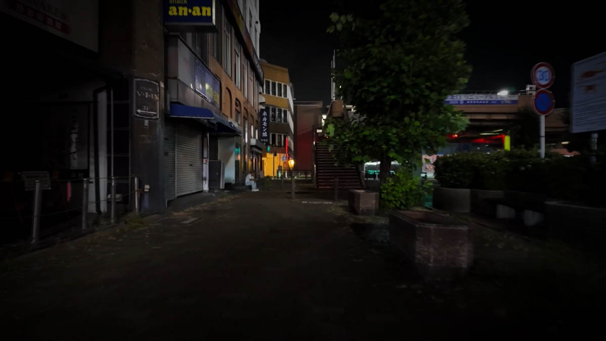 ネオンの店が続く細い通り