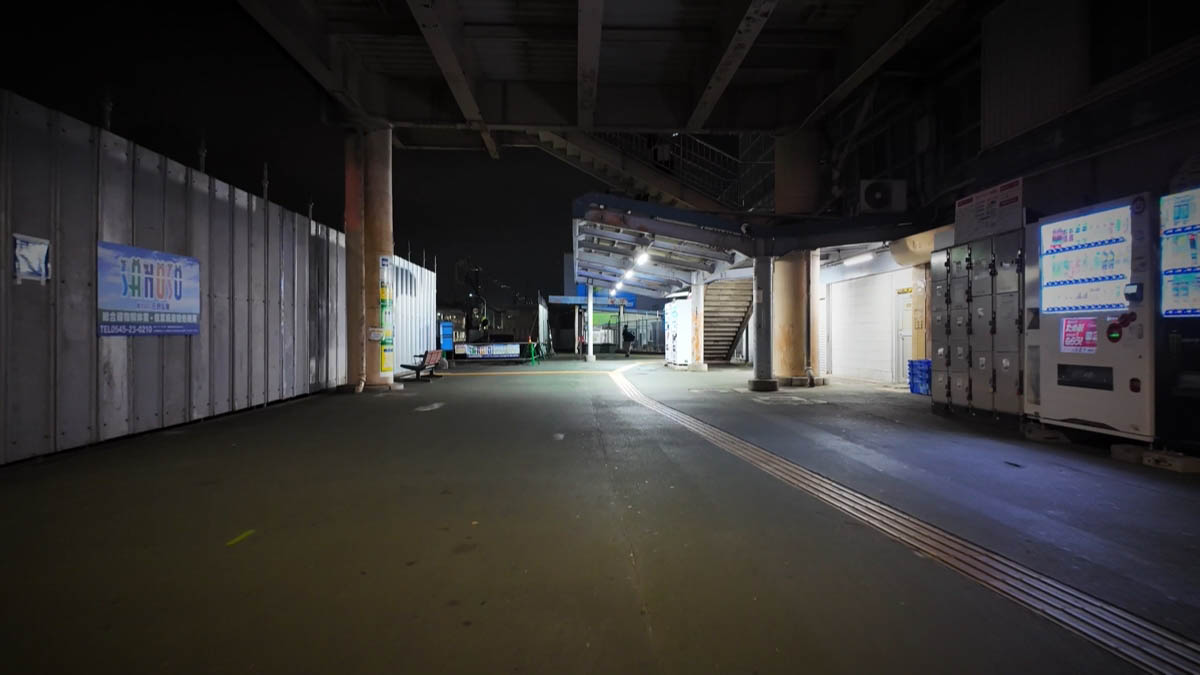工事の仮囲いと、ロッカー、自販機