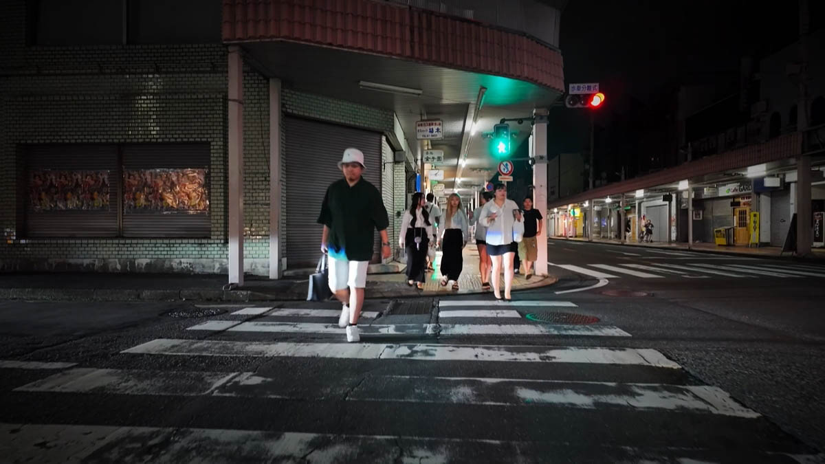 横断歩道を渡る人たち。緑の信号