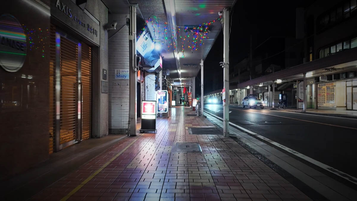 スナック Misty の看板と、色のついた電飾