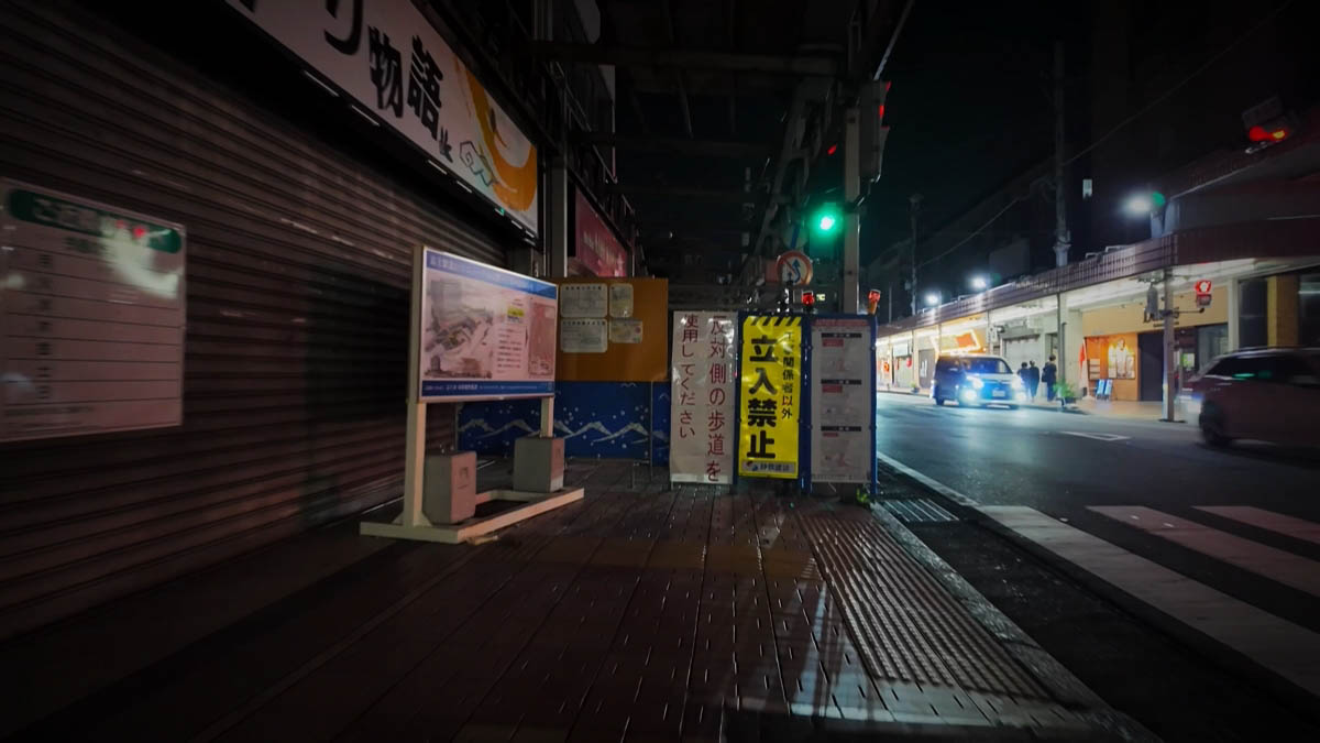 立入禁止の黄色い看板と、反対側の歩道を使う案内