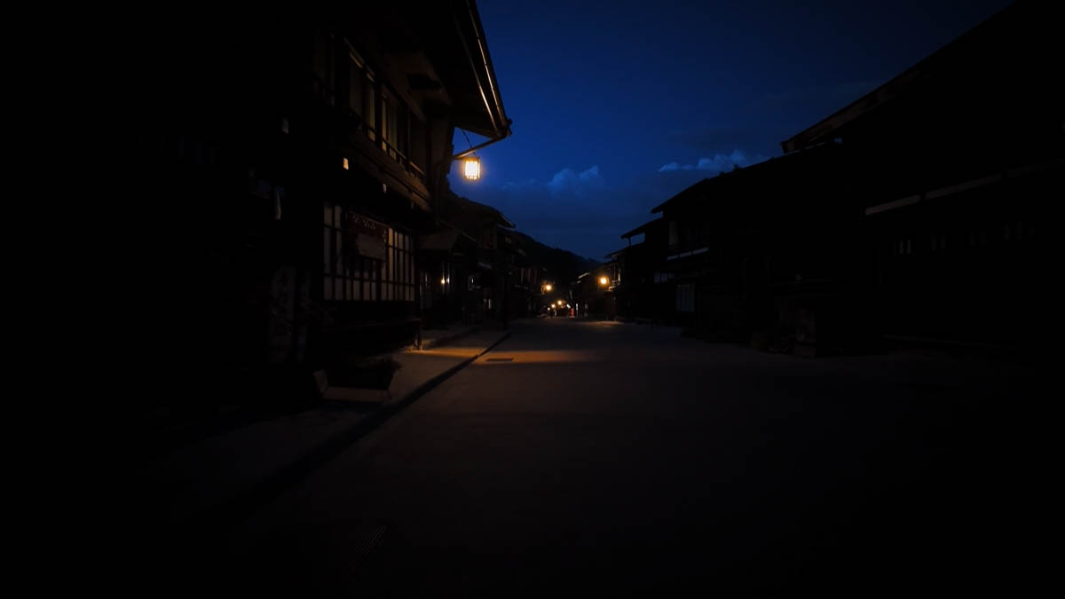 軒下の灯籠と、突き当たりの山