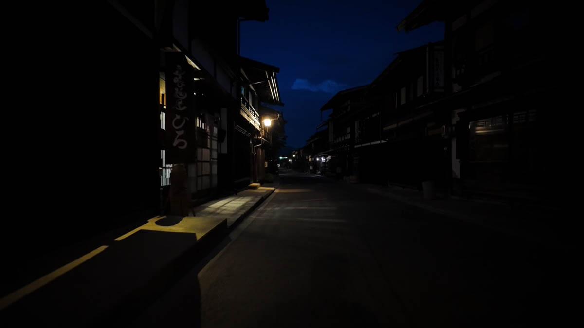 きもの処の暖簾と、長い影