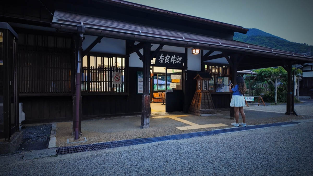 木造の奈良井駅舎と、入口の提灯