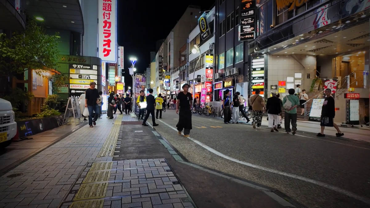 カラオケ通り カラオケの赤い看板が並ぶ飲み屋通り