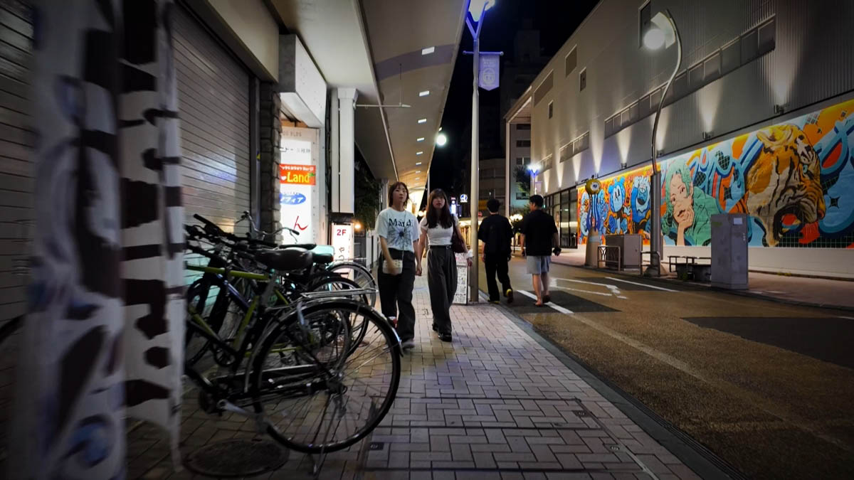 壁画の通り 壁画のある通りと、駐輪の自転車