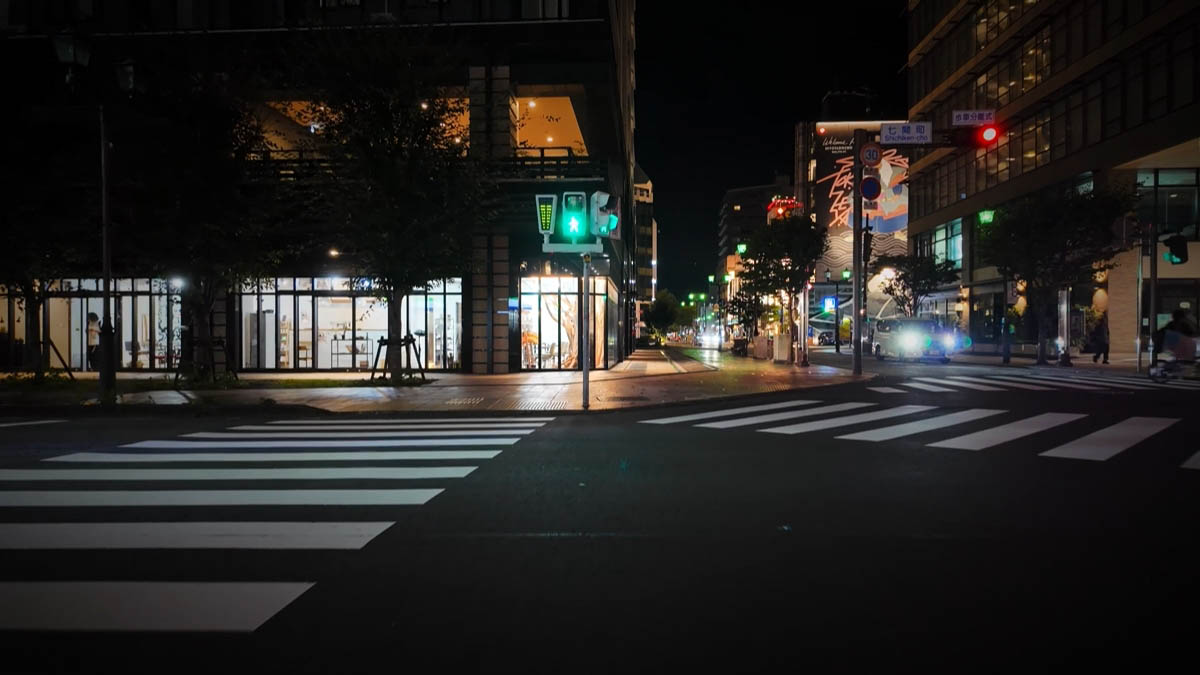 七間町交差点 七間町の交差点標識と、緑の歩行者信号