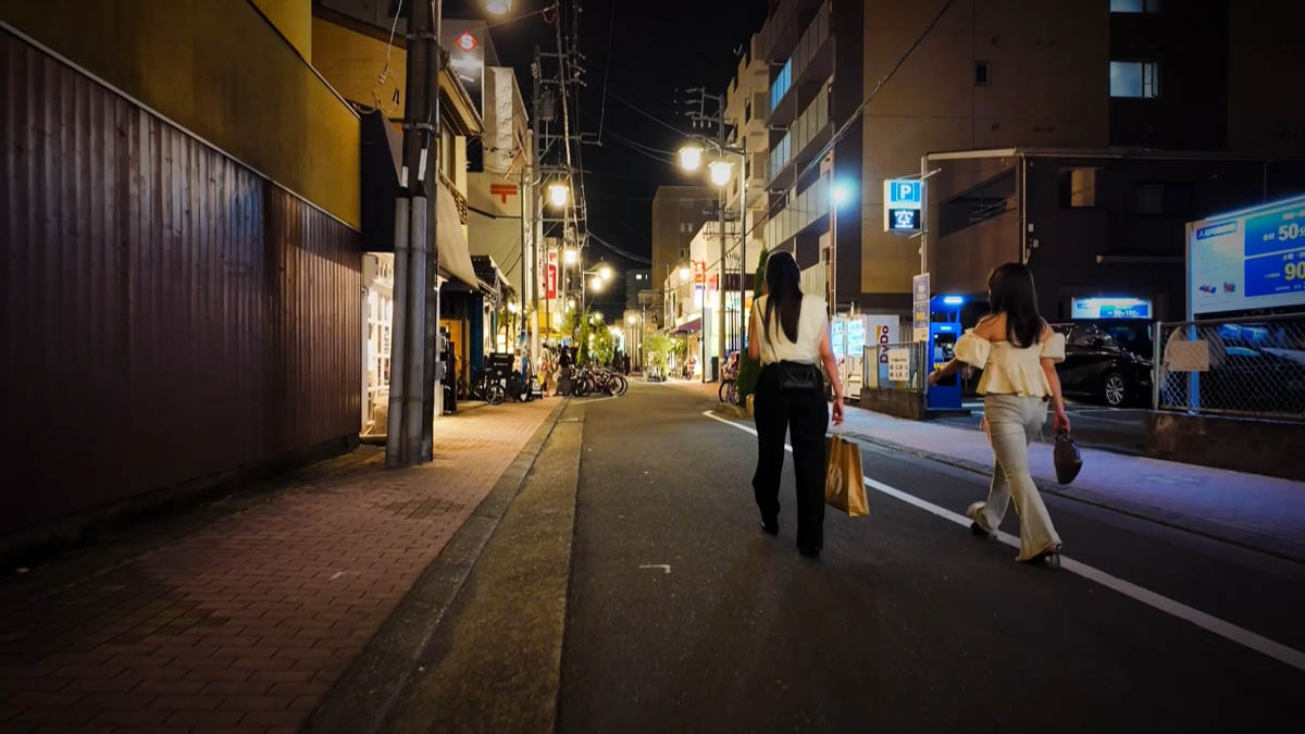 細い通り 郵便局の〒と、自販機のある細い通り