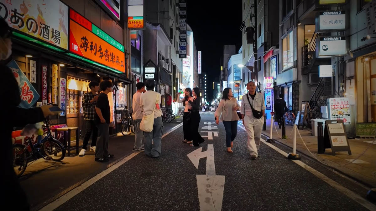 居酒屋の通り 半兵ヱのオレンジ看板と、居酒屋前の集まり