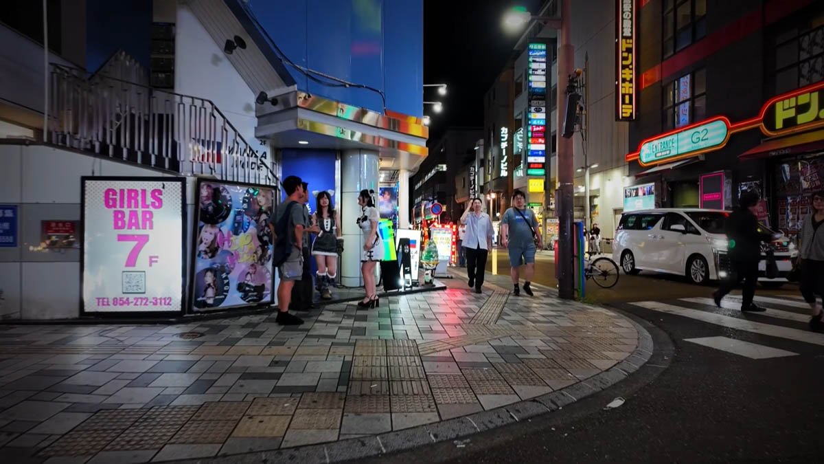 歓楽街の角 ガールズバーの看板と、ドン・キホーテの黄