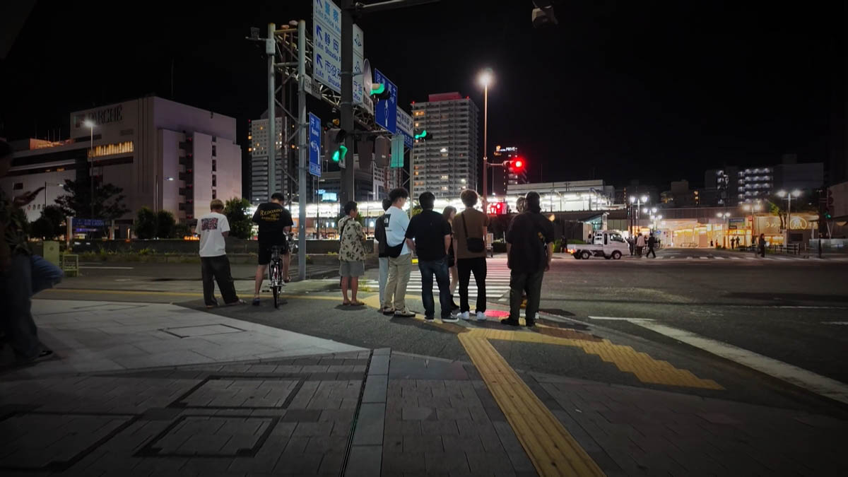 駅前へ戻る横断歩道 パルシェが見える横断歩道と、待つ人たち