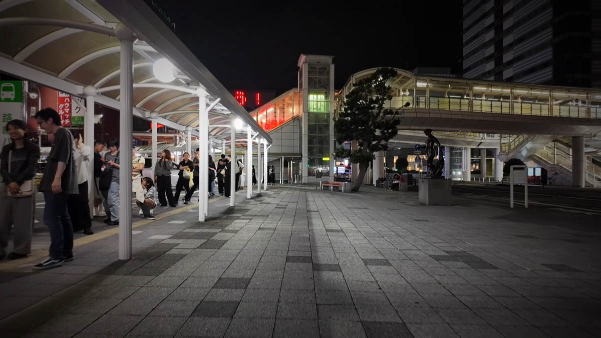 静岡駅北口広場 北口広場の白い庇と、バス待ちの人たち
